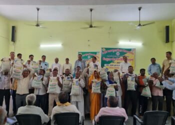 लखनऊ के सरोजनीनगर में कृषक गोष्ठी का हुआ आयोजन, बांटे गए अनाज के मिनी किट