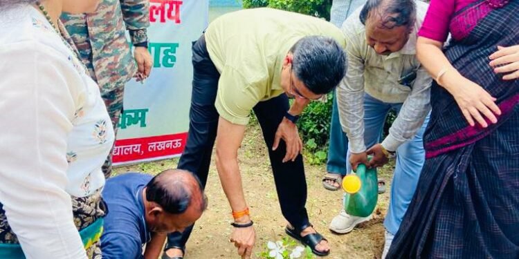 वन महोत्सव सप्ताह के दौरान लखनऊ विश्वविद्यालय में वृक्षारोपण अभियान