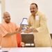 उद्यान मंत्री दिनेश प्रताप सिंह ने मुख्यमंत्री को मास्को में हाथ से बनी प्रतीक चिन्ह लैंप की भेंट