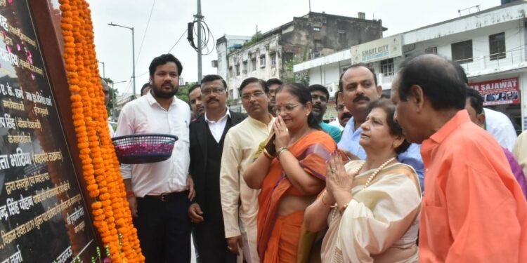 लखनऊ: स्व. कल्याण सिंह की पुण्यतिथि पर महापौर ने अर्पित की भावपूर्ण श्रधांजलि