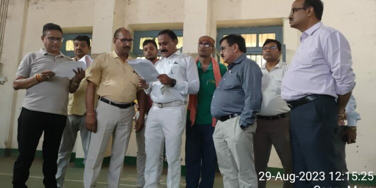 lucknow: रोडवेज कर्मचारियों ने अपनी मांगों को लेकर क्षेत्रीय प्रबंधक कार्यालय पर किया धरना प्रदर्शन