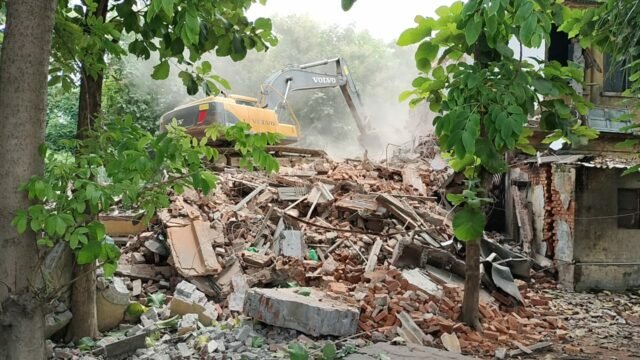 Sarv Seva Sangh: गांधी, बिनोवा व जेपी की विरासत पर चला प्रशासन का बुलडोजर, मकान हुए ध्वस्त Sarv Seva Sangh