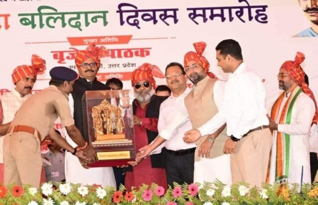 Ballia Balidan Divas: परंपरागत तरीके से मना 'बलिया बलिदान दिवस', क्रांतिकारियों के परिजनों को स्कूटी व कार देकर किया गया सम्मानित Ballia Balidan Divas