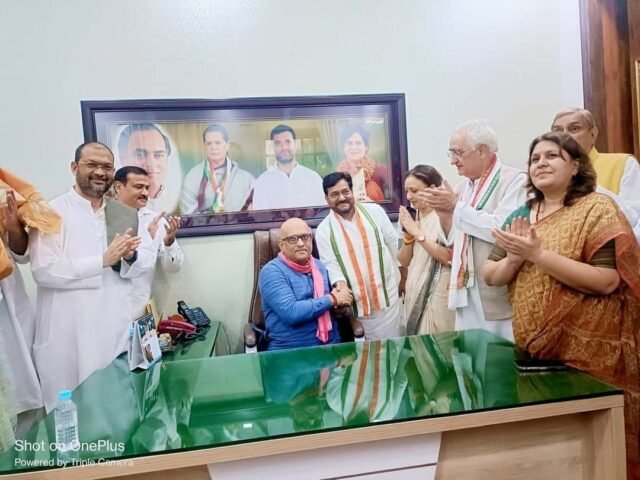 Ajay Rai News: कांग्रेस कार्यालय में राष्ट्रध्वज फहराकर अजय राय ने संभाला प्रदेश अध्यक्ष का कार्यभार, कहा - 'यूपी है कांग्रेस का गढ़' Ajay Rai News