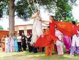 लखनऊ: गांव में भी सावन में नहीं दिखते अब झूले नहीं सुनाई पड़ते अब वह गीत