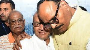 lucknow: उपमुख्यमंत्री बृजेश पाठक ने एयरपोर्ट पहुंचकर मदुरै कोच हादसे के पीड़ित परिजनों को दी सांत्वना