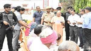 lucknow: मुख्यमंत्री योगी ने जनता दर्शन में 200 फरियादियों की सुनी समस्याएं