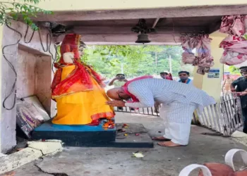 lucknow: कांग्रेस प्रदेश अध्यक्ष अजय राय पहुंचे लखनऊ विश्वविद्यालय,सरस्वती प्रतिमा पर किया माल्यार्पण