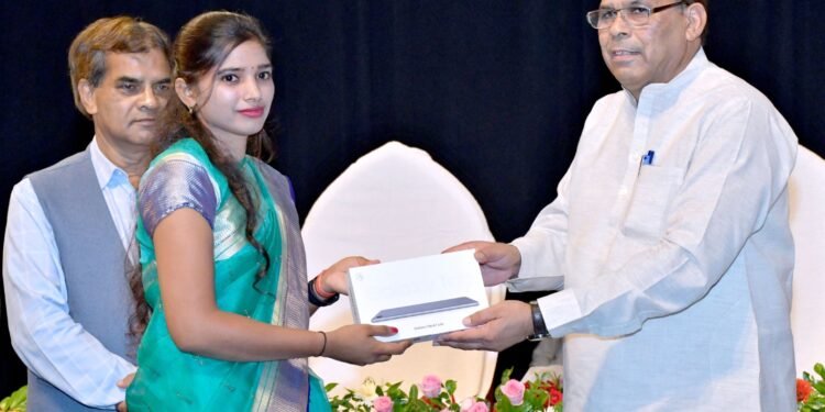 दिव्यांगजन मंत्री नरेन्द्र कश्यप ने छात्र-छात्राओं को वितरित किये स्मार्टफोन