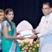 दिव्यांगजन मंत्री नरेन्द्र कश्यप ने छात्र-छात्राओं को वितरित किये स्मार्टफोन 