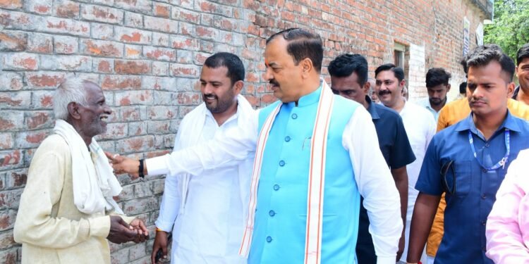 उत्तर प्रदेश उप मुख्यमंत्री केशव प्रसाद मौर्य ने आजमगढ़ के ग्राम पंचायत डिलिया में आयोजित ग्राम चौपाल का किया औचक निरीक्षण