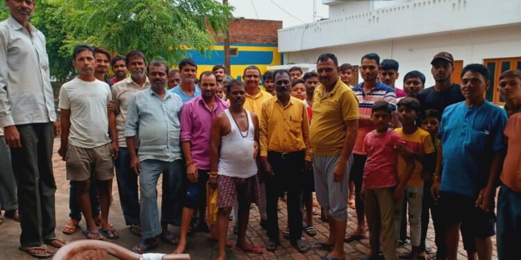 लखनऊ सरोजनीनगर ब्लॉक की रहीमनगर गाँव में फैली भीषण गंदगी से परेशान ग्रामीणों ने इकट्ठा होकर जताई नाराजगी 