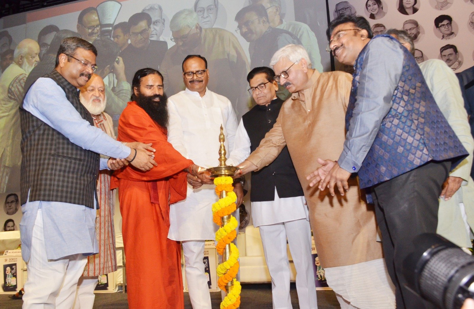 Hemant Sharma News: 'साठ के हेमंत' पुस्तक का काशी में विमोचन, कुमार विश्वास बोले - काशी में विश्व मिलता है... (Hemant Sharma News)