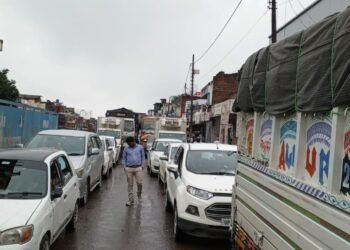 lucknow: कानपुर रोड जल भराव से डूबी, करीब 17 घंटे तक रहे जाम के हालात