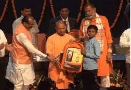 lucknow:मुख्यमंत्री योगी आदित्यनाथ ने 18 मंडल में चल रहे अटल आवासीय विद्यालय के छात्रों को एडमिशन किट बांटा