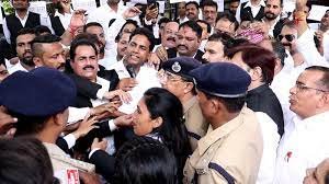lucknow: मुख्यमंत्री आवास घेरने जा रहे वकीलों की पुलिस से झड़प, वकीलों ने हापुड़ की घटना के विरोध में किया प्रदर्शन
