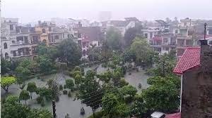 लखनऊ बारिश में हुआ जलमग्न, हर तरफ पानी ही पानी