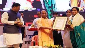 lucknow: शिक्षक दिवस में मुख्यमंत्री योगी ने 94 शिक्षकों को किया सम्मानित