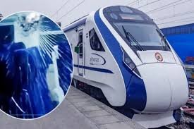 lucknow:वंदे भारत पर हुआ पथराव, बोगी सी-3 का शीशा टूटा