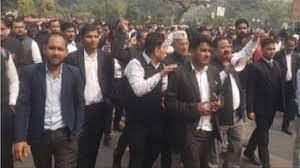 lucknow: बड़़ी संख्या में अधिवक्ता हापुड़ पहुंचे, पूर्ण सहयोग व समर्थन का किया ऐलान, लखनऊ में वकीलों की हड़़ताल अभी जारी