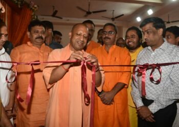 Annakshetra Inauguration: सीएम योगी ने हनुमान प्रसाद पोद्दार अंध विद्यालय में अन्न क्षेत्र का किया उद्घाटन, दुर्गा मंदिर में दर्शन पूजन कर लिया आशीर्वाद