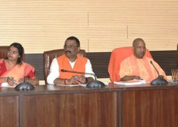 Cm yogi Varanasi Visit: सीएम योगी ने अधिकारियों संग बैठक में परखी कानून व्यवस्था, विकास कार्यों को लेकर दिए आवश्यक निर्देश