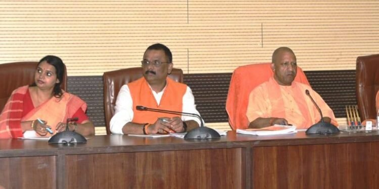 Cm yogi Varanasi Visit: सीएम योगी ने अधिकारियों संग बैठक में परखी कानून व्यवस्था, विकास कार्यों को लेकर दिए आवश्यक निर्देश