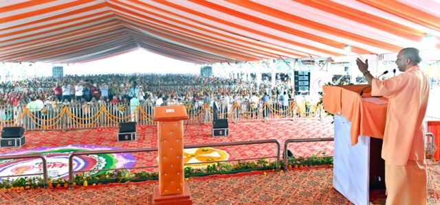 CM in Ballia: 'गंगा एवं सरयू नदी में जेटी के निर्माण से अयोध्या से जुड़ेगा बलिया' बलिया में बोले सीएम योगी, दीपावली पर मुफ्त सिलिंडर का किया वादा CM in Ballia