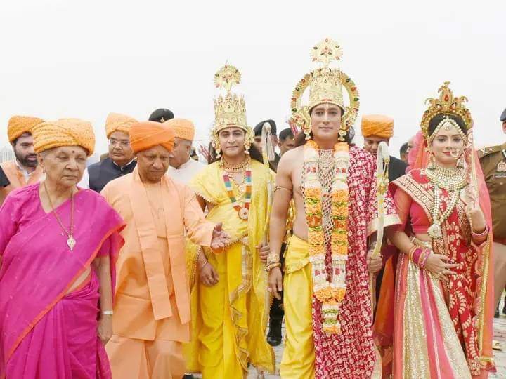 Ayodhya Deepwali: पुष्पक विमान से अयोध्या पहुंचे प्रभु श्रीराम, माता सीता और भइया लक्ष्मण, सीएम ने किया प्रतीकात्मक राजतिलक Ayodhya Deepwali