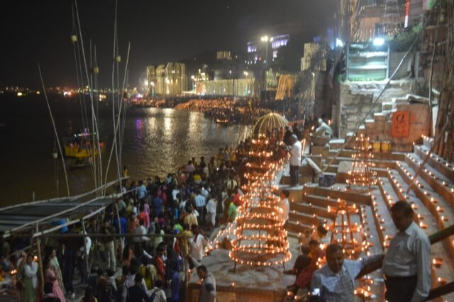 Dev Deepawali: तेल, दीया व बाती, करोड़ों खर्च हो जाएंगे साथी, रोशनी के महाकुंभ की छटा निहारने को पहुंचेंगे लाखों देशी-विदेशी पर्यटक WhatsApp Image 2023-11-24 at 22.15.07