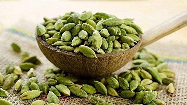 खाने का ज़यका बढ़ाने का काम तो छोटी इलायची करती है! लेकिन क्या आप जानते है इससे होने वाले 7 नुकसान ?