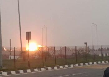 कार को बचाने में गैस टैंकर में लगी भीषण आग, घर छोड़ दूर भागे लोग