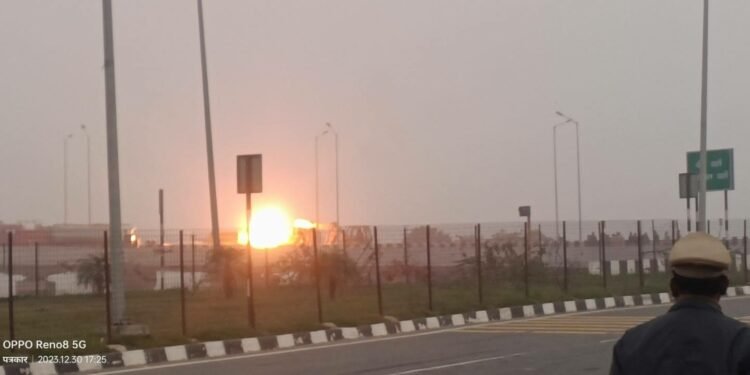 कार को बचाने में गैस टैंकर में लगी भीषण आग, घर छोड़ दूर भागे लोग