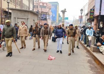 Varanasi Security: चप्पे-चप्पे पर पुलिस बल, पुलिस कमिश्नर ने गोदौलिया से दशाश्वमेध तक किया पैदल गश्त