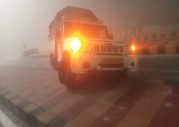 Danganj News: कोहरे के कारण टकराए आधा दर्जन वाहन, जनपद में पड़ रही कड़ाके की ठंड