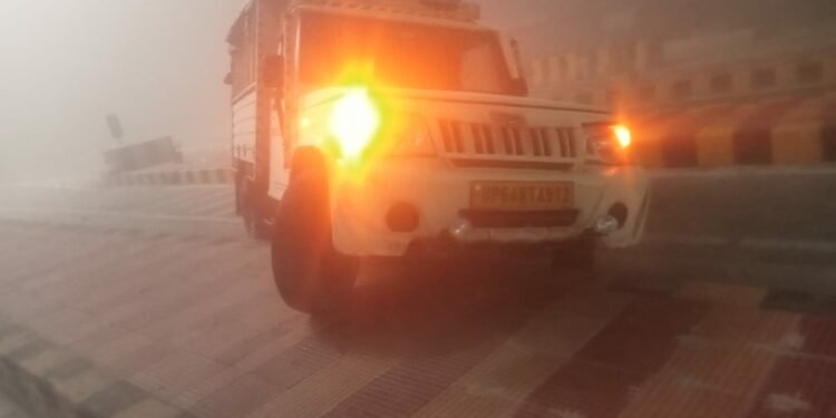 Danganj News: कोहरे के कारण टकराए आधा दर्जन वाहन, जनपद में पड़ रही कड़ाके की ठंड
