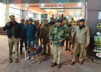 Banaras Security: गणतंत्र दिवस से पहले बनारस की सुरक्षा व्यवस्था हुई तगड़ी, पुलिस ने कई क्षेत्रों में किया पैदल गश्त