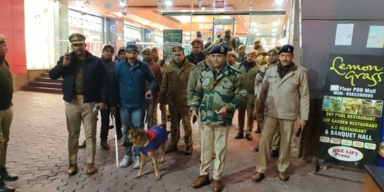 Banaras Security: गणतंत्र दिवस से पहले बनारस की सुरक्षा व्यवस्था हुई तगड़ी, पुलिस ने कई क्षेत्रों में किया पैदल गश्त