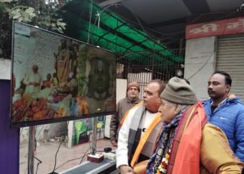 पूर्व मेयर रामगोपाल मोहले व गायक छन्नू लाल मिश्र ने देखा प्राण प्रतिष्ठा के सजीव प्रसारण