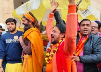 Gyanvapi Darshan: ज्ञानवापी के तहखाने के दर्शन के लिए लग रही भक्तों की लाइन, हर हर महादेव से गूंजा परिसर