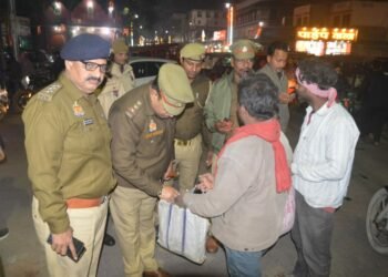 ज्ञानवापी मामले में अलर्ट मोड पर कमिश्नरेट पुलिस, देर शाम सड़कों पर निकले पुलिस के अधिकारी