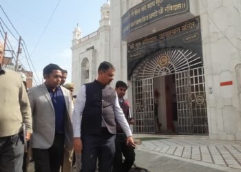 जिलाधिकारी ने रविदास मंदिर का किया निरीक्षण, अधिकारियों को दिए निर्देश