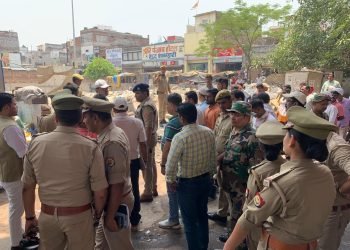 Varanasi: अतिक्रमण समाप्त करने कैंट पर धमके पुलिस व प्रशासन के अधिकारी, सड़क कराया खाली
