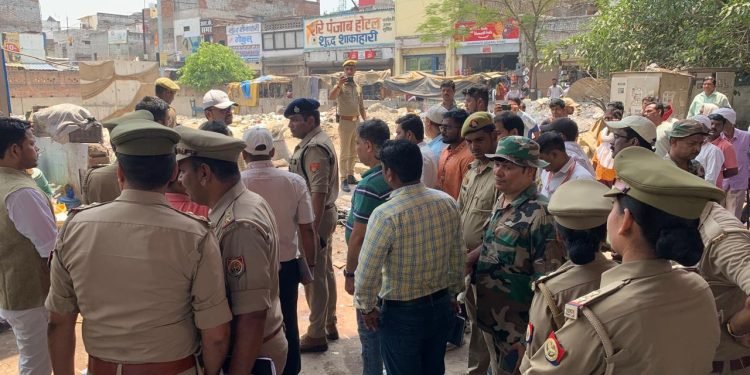 Varanasi: अतिक्रमण समाप्त करने कैंट पर धमके पुलिस व प्रशासन के अधिकारी, सड़क कराया खाली