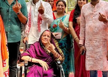 शहर के प्रथम नागरिक ने किया मतदान, मेयर अशोक तिवारी ने लोकतंत्र के महापर्व में निभाई अपनी भूमिका