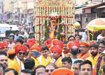 भक्तों को आशीर्वाद देने के लिए निकले काशी के कोतवाल, बारिश भी नहीं डिगा सकी भक्तों की आस्था