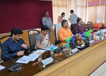 योगी के मंत्री रविन्द्र जायसवाल ने भ्रष्टाचार को लेकर अधिकारियों को किया अलर्ट, कहा – चैम्बर में भी कैमरे से होगी निगरानी
