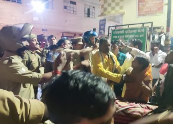 थप्पड़ से आहत होकर जान गंवाने वाले युवक के परिजनों का प्रदर्शन, पुलिसकर्मियों पर मुकदमा दर्ज कर कार्यवाही की मांग