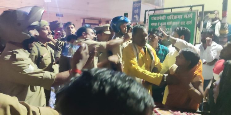 थप्पड़ से आहत होकर जान गंवाने वाले युवक के परिजनों का प्रदर्शन, पुलिसकर्मियों पर मुकदमा दर्ज कर कार्यवाही की मांग