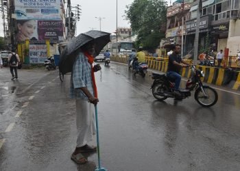 Varanasi: बनारस में दो घंटे तक जोरदार बारिश, लोगों को उमस व गर्मी से मिली राहत, लुढ़का तापमान